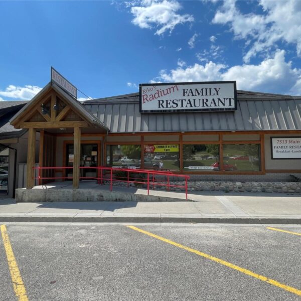 Family Restaurant in heart of Radium Hot Springs_01_ft